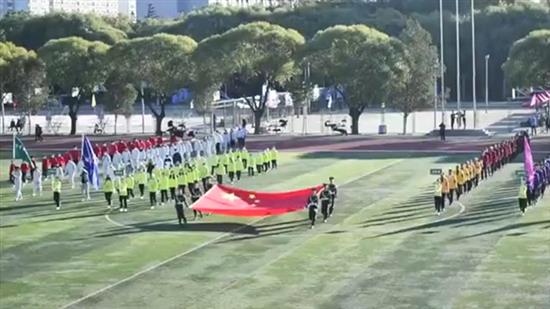 10月17日，在北京林业大学操场上，首都高校第58届学生田径运动会开幕，清华大学等18个学校派出500名运动员参赛（视频截图）。来源：北京日报都视频